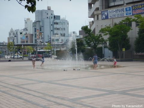 小松駅前で