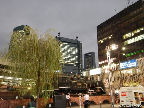 新橋駅前で