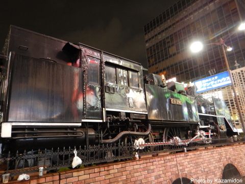 新橋駅前で