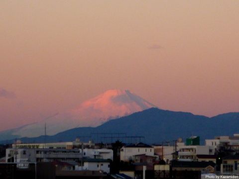 朝日に染まる富士山