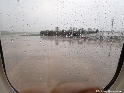 機窓の雨