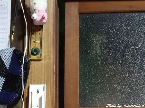 少し傾いた柱