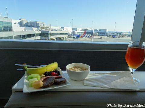 空港のラウンジで
